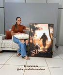 Natalia apresentando o quadro decorativo jesus e a ovelha perdida