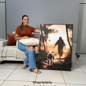 Natalia apresentando o quadro decorativo jesus e a ovelha perdida