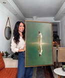 mulher recebendo quadro decore paz pela fé sobre as aguas