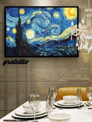  sua sala de jantar com elegância com o quadro “A Noite Estrelada” de Van Gogh, impresso em alta resolução e com moldura caixa branca de alto padrão. Ideal para ambientes sofisticados com lustres e cristais, ele valoriza qualquer composição com arte clássica e bom gosto.